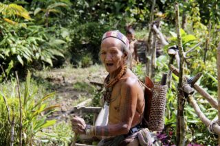 Voyage en Indonésie et immersion profonde chez les hommes-fleurs Mentawaï