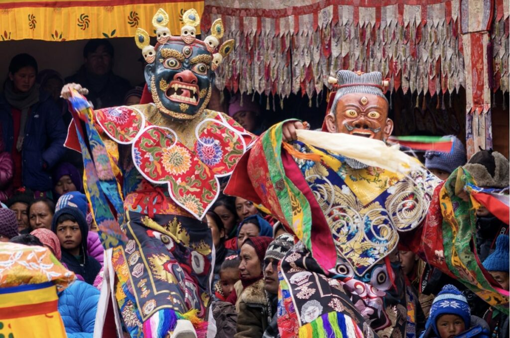 Danse masquée fête Dosmoche monastère tibétain à Leh au Ladakh 