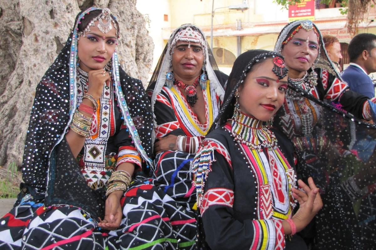 Femmes en sari traditionnel noir fête locale Rajasthan