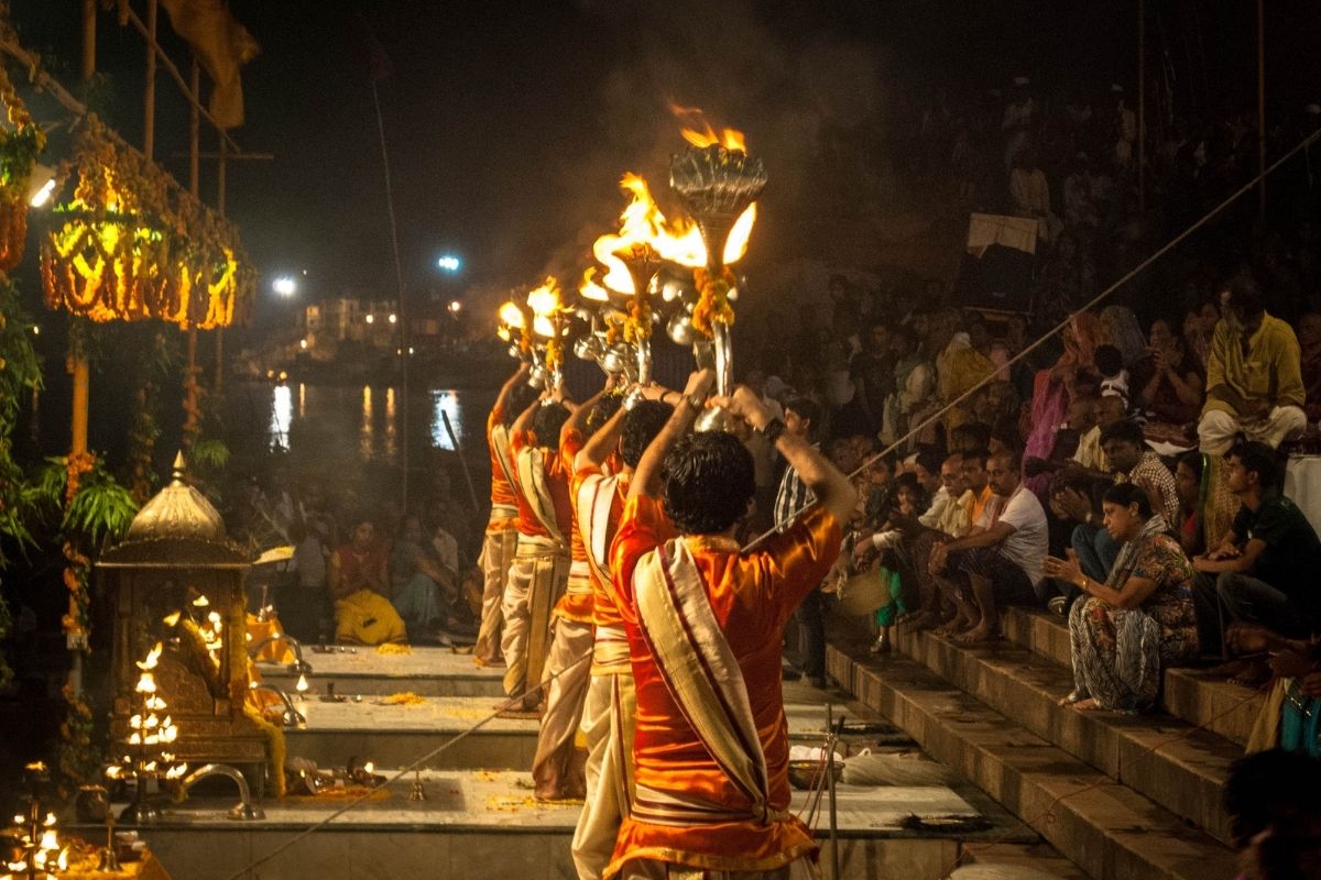 Célébration sur les ghâts de Varanasi, Inde