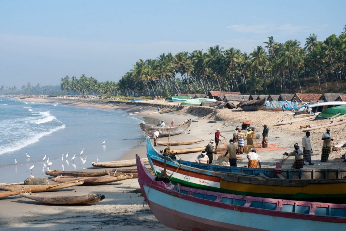 Plage Kerala inde du sud avec bateaux de pêcheurs
