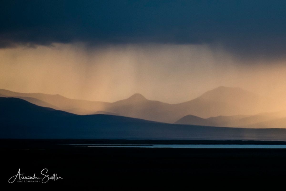 Lac Son-Kul au coucher de soleil, dans la pénombre, Kirghizistan
