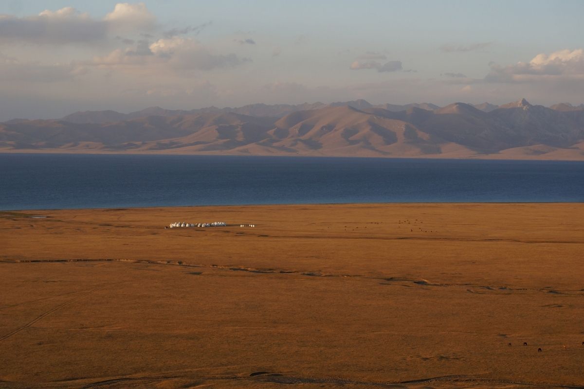 Lac Son-Kul vêtu de ses couleurs d'automne
