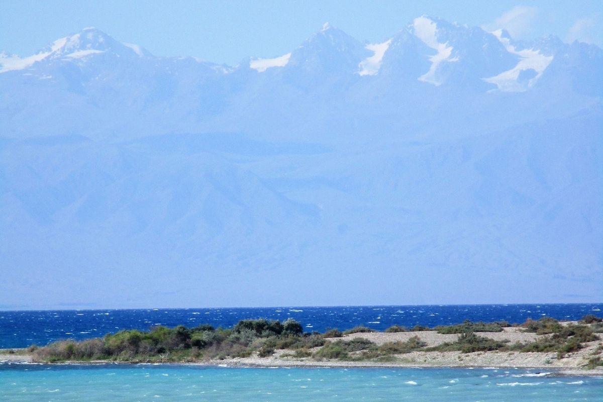 Plage au bord du lac Issyk-Kul, Kirghizistan
