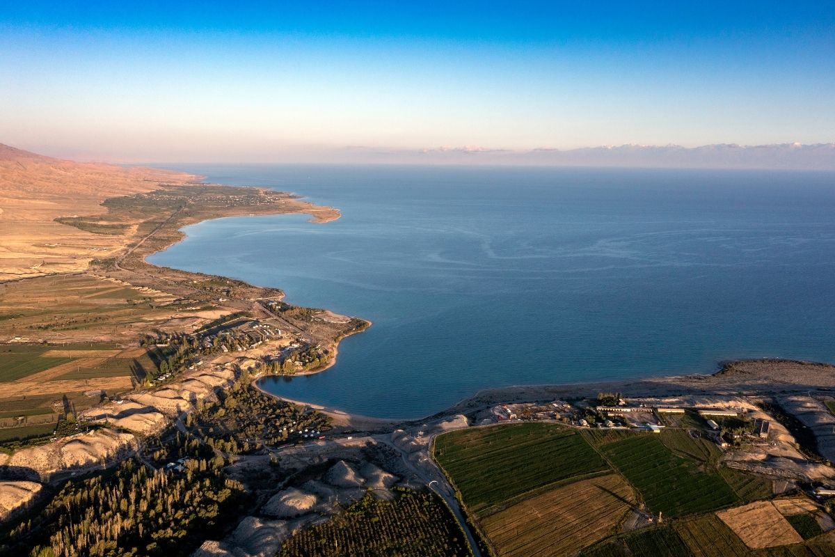 Panorama sur le lac Issyk Kul, Kirghizistan