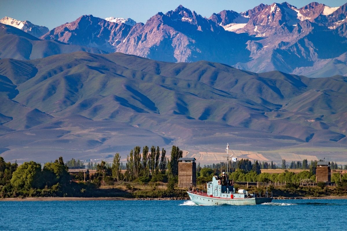 Bateau sur le lac Issyk Kul au Kirghizistan