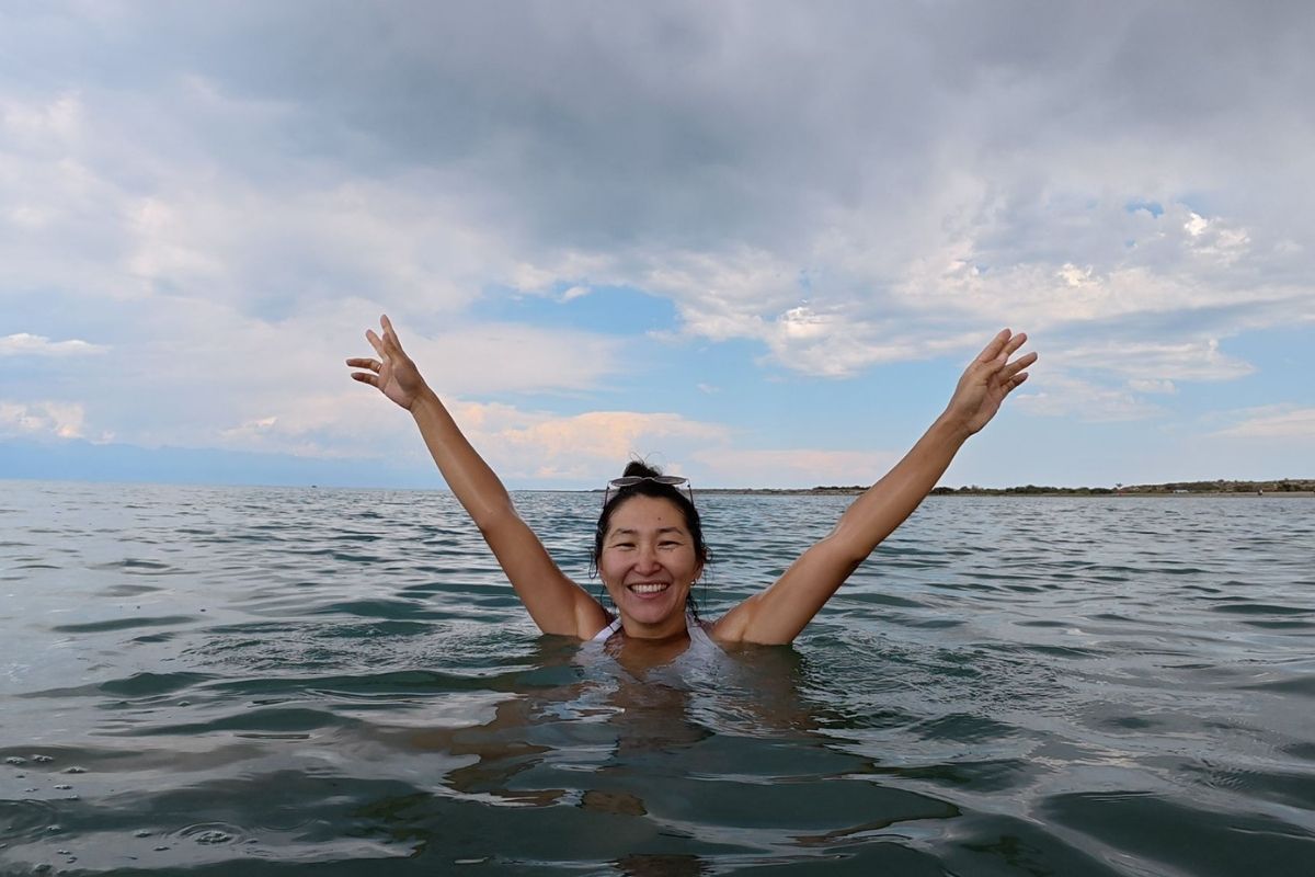 Baignade dans le lac Issyk Kul au Kirghizistan