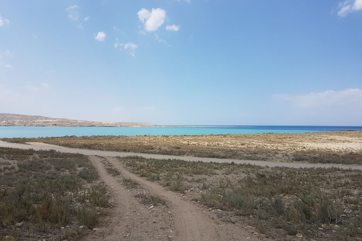 Le lac Issyl Kul et ses couleurs bleues turquoise