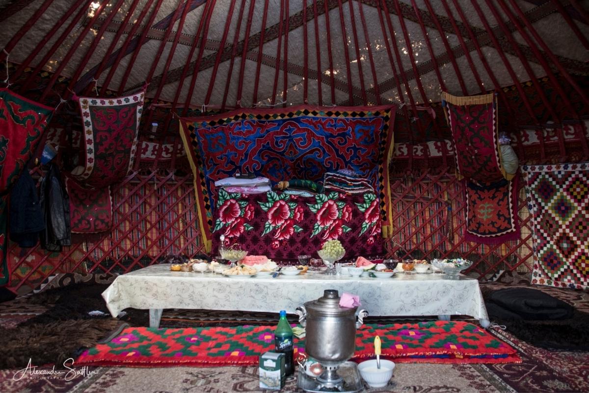 Table dressée dans une yourte traditionnelle kirghize
