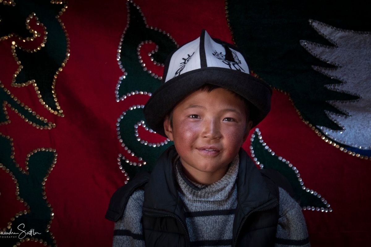 Enfant kirghiz portant le chapeau traditionnel 