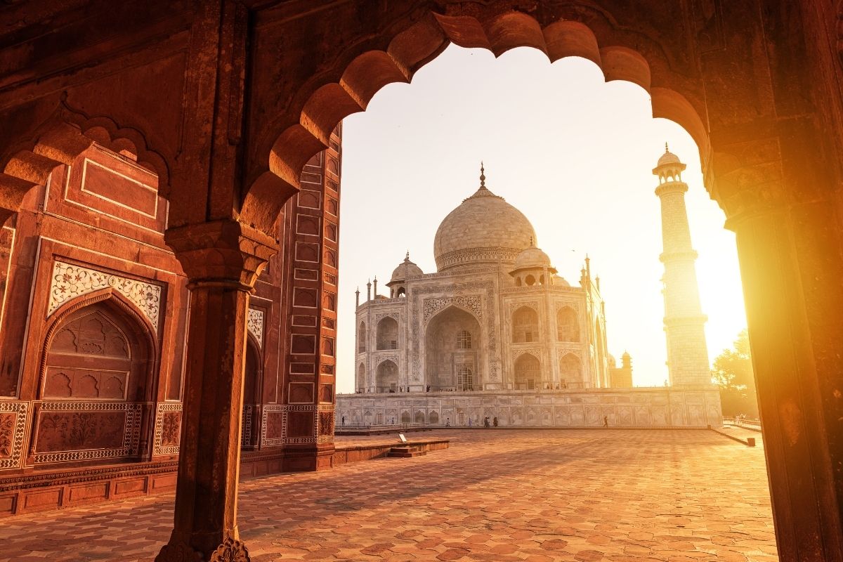 Taj Mahal vue de côté au lever du soleil