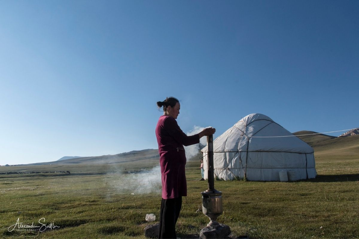 Femme kirghize fabriquant de la crème devant sa yourte