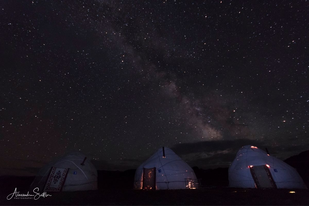 Yourtes au Kirghizistan sous la nuit étoilée