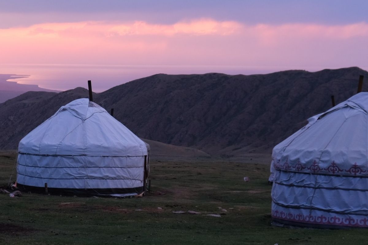 Yourtes sous le coucher de soleil au Kirghizistan
