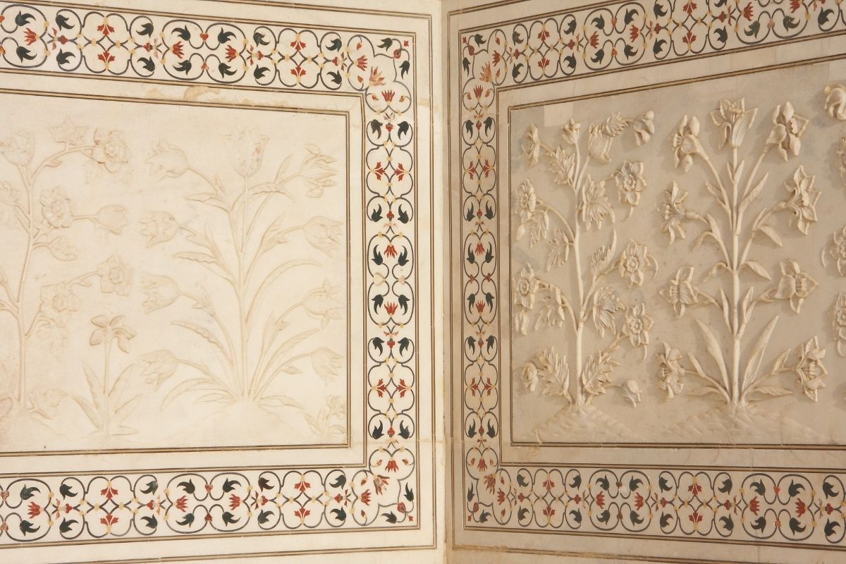 Motifs floraux en pietra dura incrustés dans le marbre du Taj Mahal