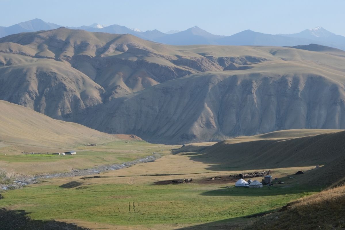 Yourtes et montagnes du Kirghizistan