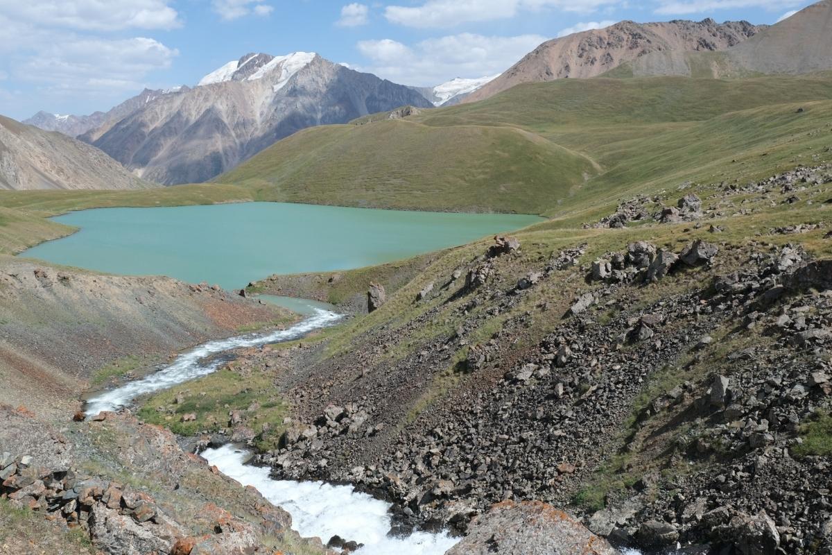 Lac de montagne au Kirghizistan
