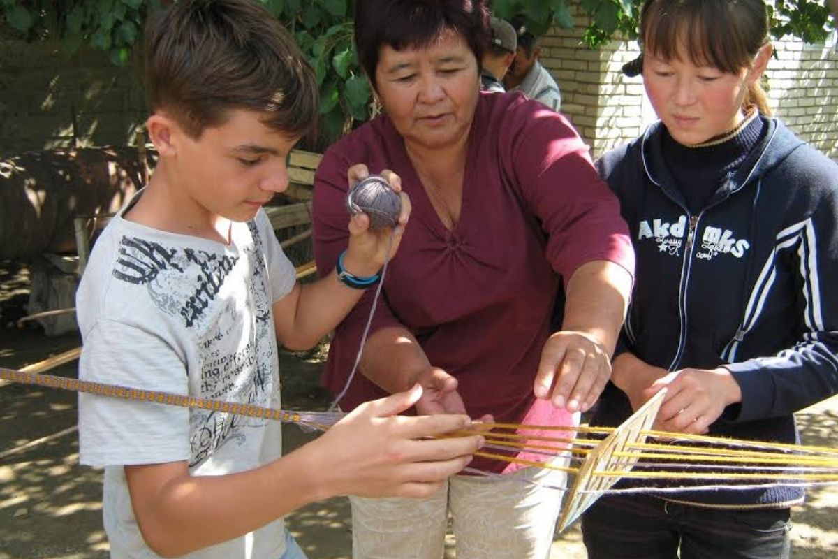 Enfants français qui apprennent l'artisanat kirghize en voyage
