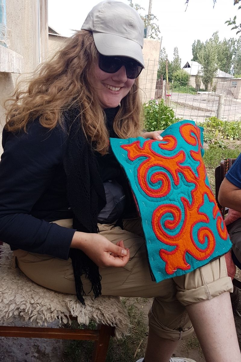 Participation d'une voyageuse à l'artisanat kirghiz