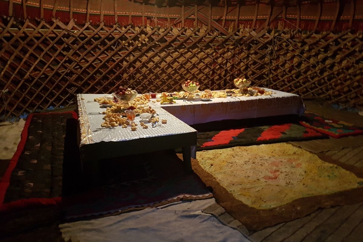 Repas kirghize sous la yourte
